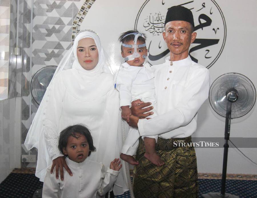 KUALA KEDAH 28 MEI 2024 Pasangan yang tular membawa bayi yang memakai alat bantuan pernafasan menaiki motorsikal Mohd Azlan Ishak, 35 dan isterinya, Norhidayu Halim, 35 selamat di nikahkan di Masjid Al-Maarufi. STR/ WAN NABIL NASIR.