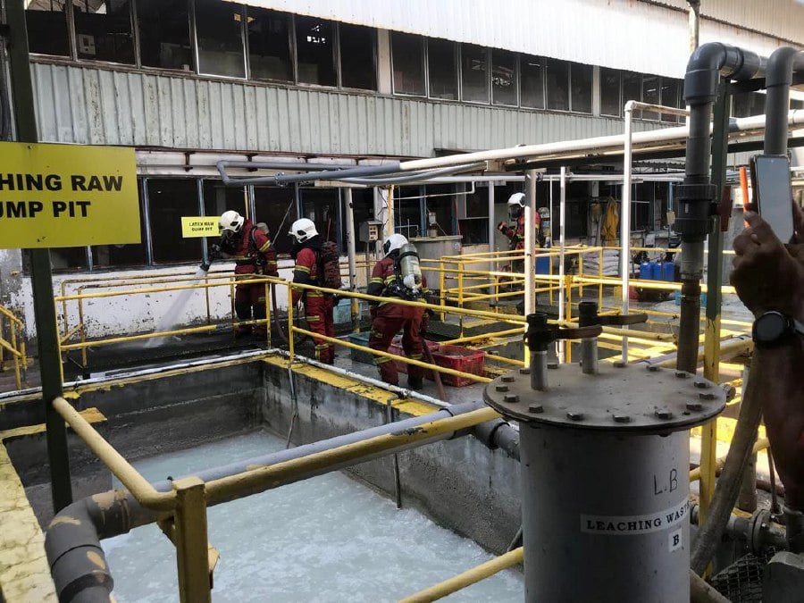 A Kedah Fire and Rescue Department spokesperson said a team was deployed to the scene after the department received a call from the factory over a sodium hypochlorite spill at 3.04pm. PIC COURTESY OF FIRE & RESCUE DEPT