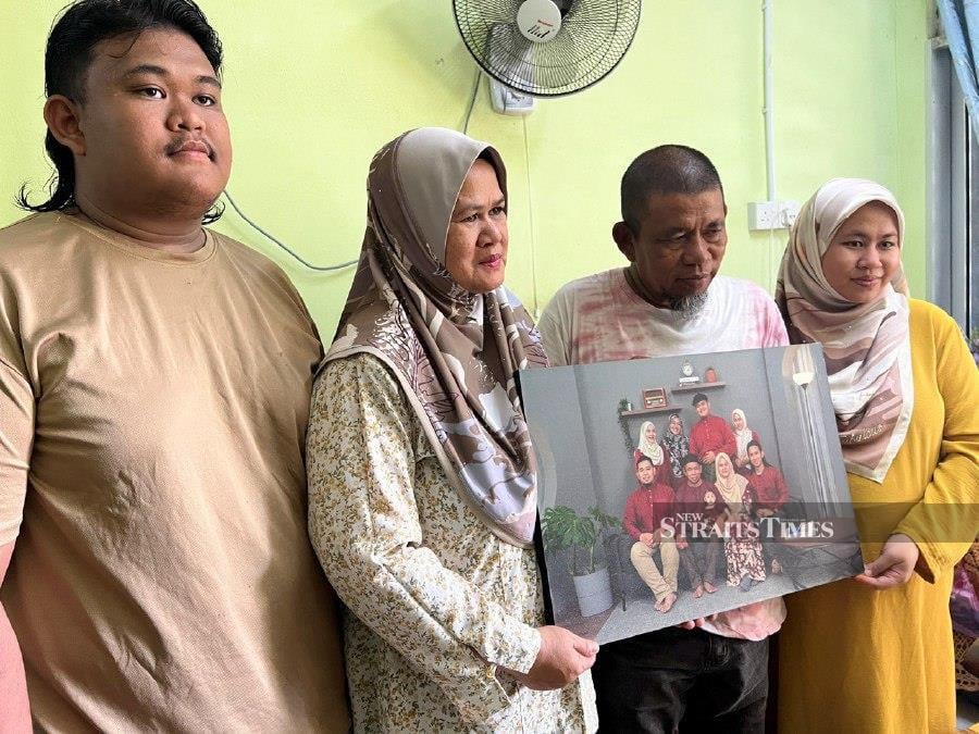 The family of Muhammad Hafiz Mohd Salleh, a delivery rider who was killed in the plane crash tragedy near Elmina, Shah Alam. -NSTP/ADIE ZULKIFLI