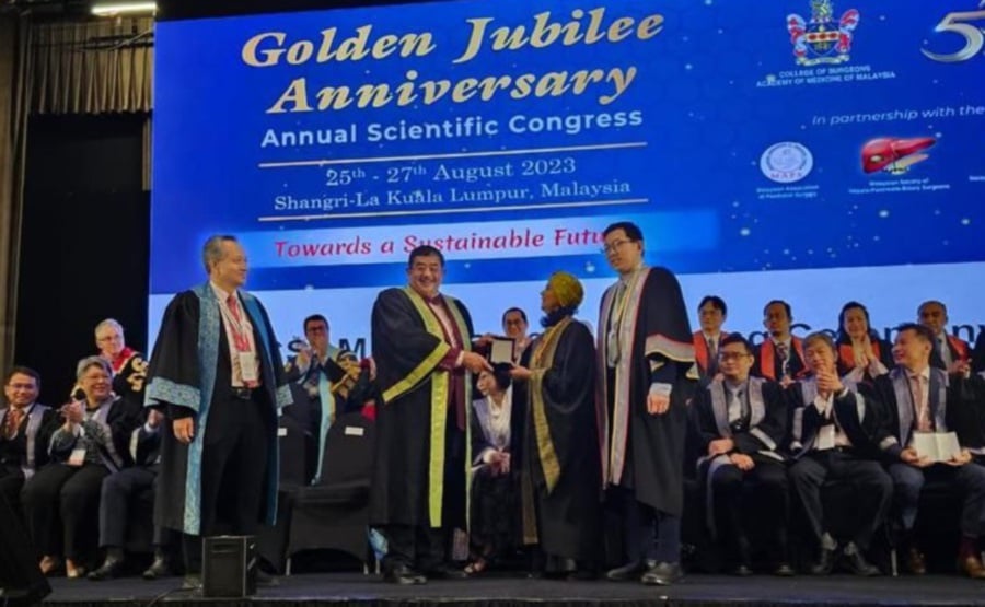 Prof Datuk Dr Jafri Malin Abdullah from Universiti Sains Malaysia (USM) receives the 5th M. Balasegaram Trainer Award. -PIC COURTESY OF JAFRI MALIN