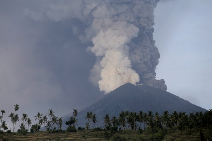 Indonesia Warns Cold Lava Flows Increase Balis Mt Agung