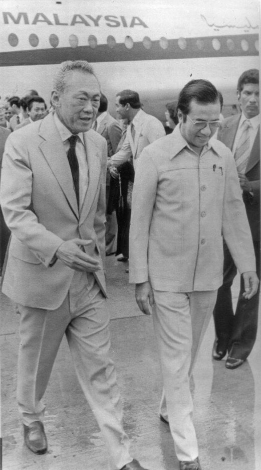 17 December 1981: Mr. Lee Kuan Yew welcoming Datuk Seri Dr. Mahathir Mohamad in Singapore. The Malaysian Prime Minister is on a two-day visit to Singapore. - NSTP file pix