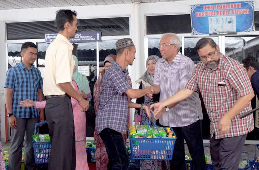 Education Minister Datuk Seri Mahdzir Khalid present aid during a gathering with Kuala Nerang Hospital staff. Pic source: Health Ministry.