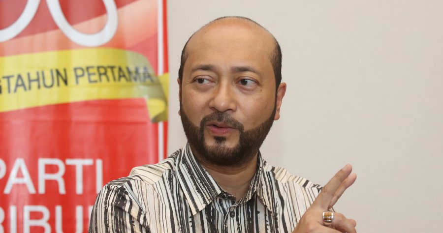  Datuk Seri Mukhriz Mahathir’s press secretary Mohd Fisol Jaafar clarified to the New Straits Times that Mukhriz was speaking about Malaysians in general, who are ashamed by the nation's "tainted image" in the international arena. 