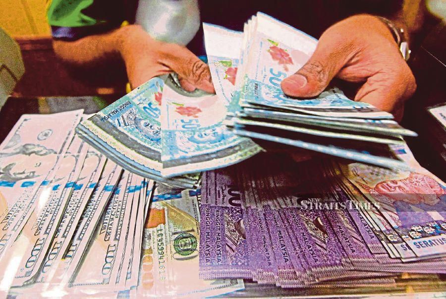 The government maintains its position not to peg the ringgit in dealing with its weakness compared to the US dollar due to its adverse effects on the rakyat. - NSTP/Zulfadhli Zulkifli