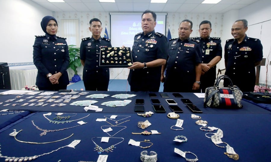 KUALA LUMPUR : City police chief Datuk Rusdi Mohd Isa (Third from left) had said that police received a report on the incident at 11.34pm on May 31 and five men and two women were arrested between June 6 and June 11. — NSTP/HAIRUL ANUAR RAHIM