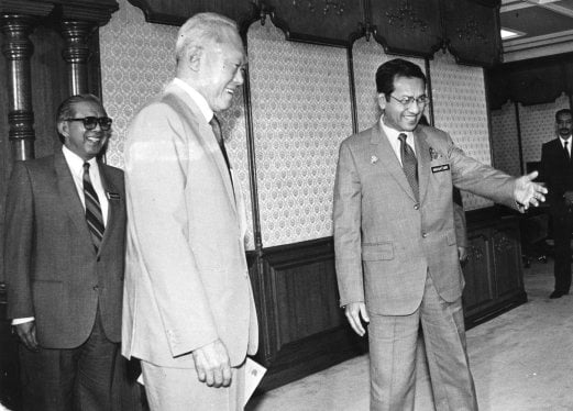 30 April 1990: Prime Minister, Datuk Seri Dr Mahathir Mohamad (right) welcoming Singapore Prime Minister, Mr Lee Kuan Yew at the Prime Minister's Department in Kuala Lumpur. On the left is Defence Minister, Tengku Ahmad Rithauddeen. - NSTP file pix