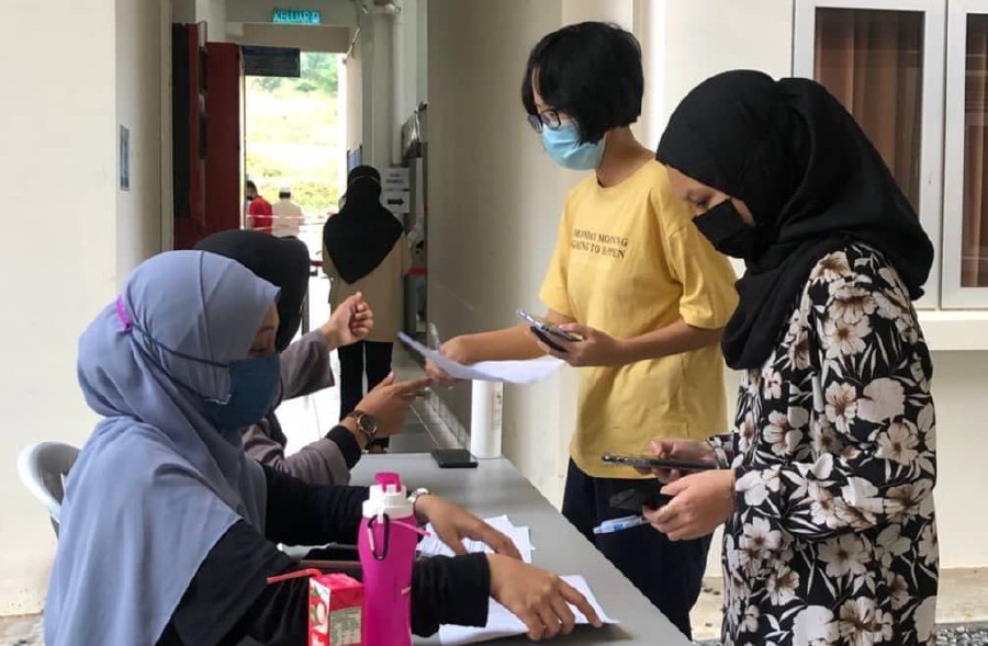 Students registering at UTHM Pagoh.