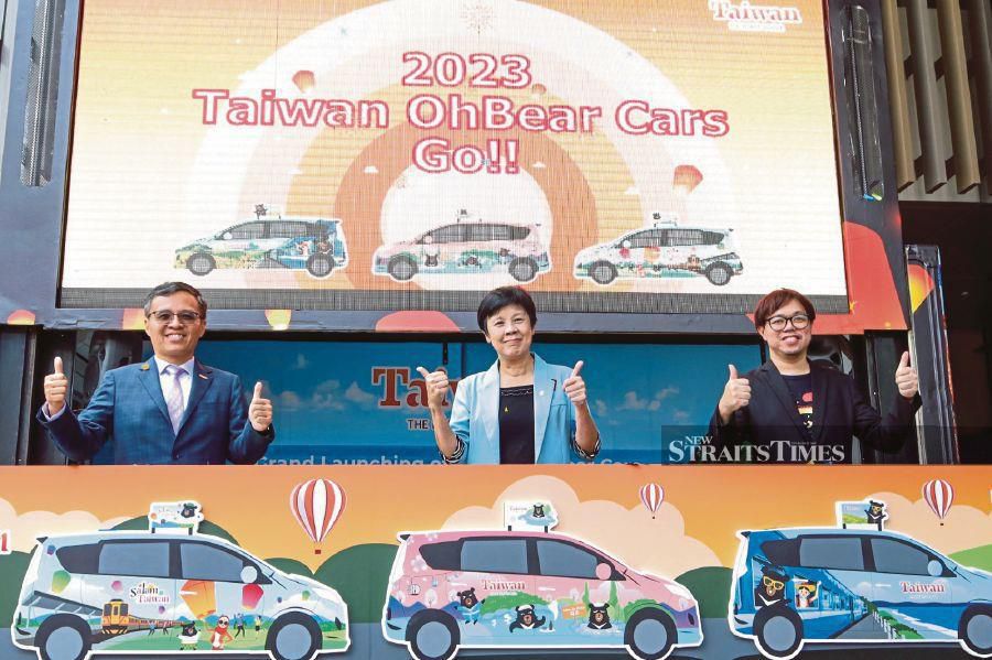  (From left) Chou Shih Pi, Dr Joy Yen and Stanley Goh at the launch of the ‘OhBear Cars’ campaign in Kuala Lumpur. -NSTP/NABILA ADLINA AZAHARI