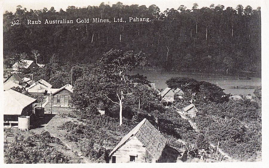 The Raub Australian goldmine and village in the 1930s. 