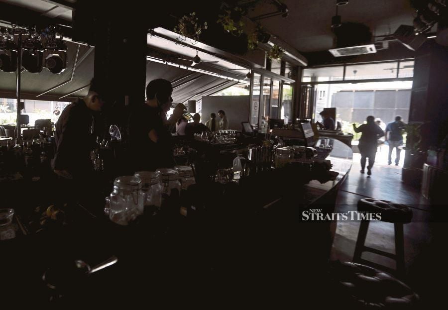 This file pic dated July 27, 2022, shows customers at an entertainment outlet during the blackout. - NSTP/GENES GULITAH