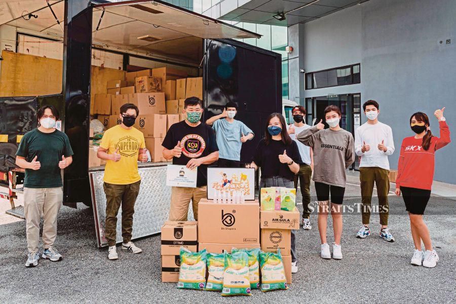The celebrities and representatives of Prodigee Asia Talent distributing donated  household items  to the Kentang Fund.