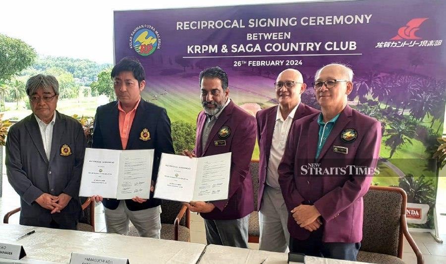 KRPM Club Captain Sukumaran Balakrishnan (third from left) exchange agreement with President SAGA CC Yamaguchi Koji (second from left), witnessed by Manager SAGA CC Koga Masao (first from left), KRPM Honorary Secretary Richard Gui Soon Chong (second from right) and KRPM President Yap Ching Kiat (first from right). PIC BY PIZAN MUSTAPA