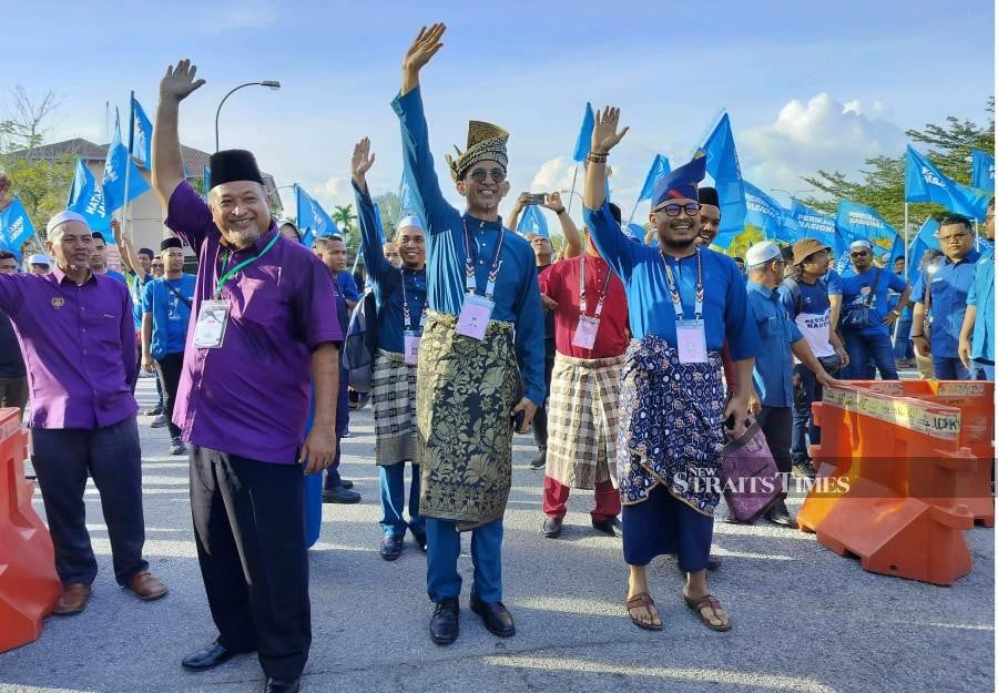 Newly-elected Perikatan Nasional assemblyman for Kota Siputeh, Mohd Ashraf Mustaqim Badrul Munir (right), has urged his constituents to address him only by his nickname.- NSTP/SYAHARIM ABIDIN