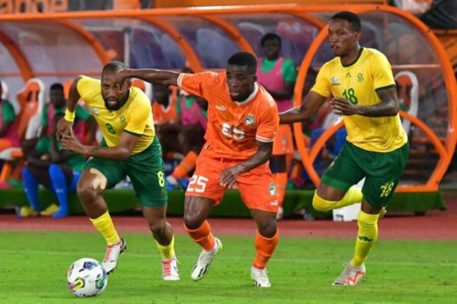 Bournemouth midfielder Hamad Traore (center) plays against South Africa on October 17. Traore has 8 caps with Ivory Coast. AFP FILE PIC