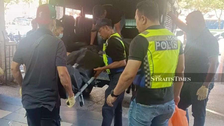 Police carrying out the body of an Indonesian woman found with injury marks by the side of a staircase near the lift on the fifth floor of block 5, Desa Mentari here this morning. NSTP/MUHAAMAD HAFIS NAWAWI. 