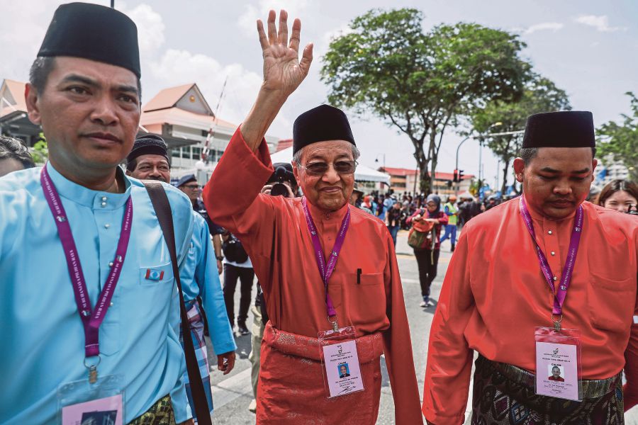  Former prime minister Tun Dr Mahathir Mohamad, waves his hand to his supporters after his nomination for the upcoming 14th general elections on the island of Langkawi, Malaysia, 28 April 2018. Mahathir will be contesting against incumbent Datuk Ir Nawawi Ahmad in Langkawi in the 09 May general election. EPA-EFE 