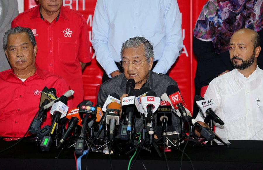Speaking at a press conference today, Dr Mahathir said the decision to axe the project is final but noted that it will take some time 'because we have an agreement with Singapore'. Pix by Eizairi Shamsudin