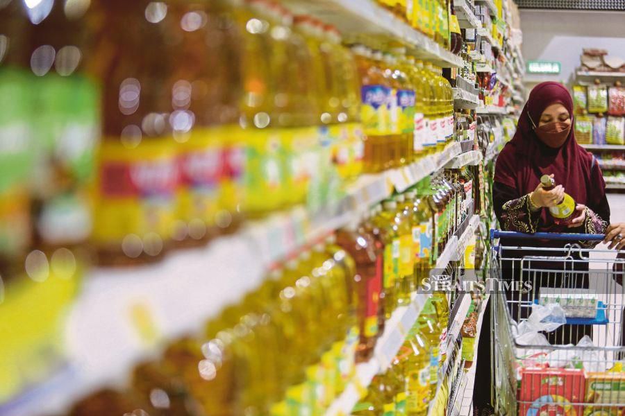 Domestic Trade and Consumer Affairs (KPDNHEP) Minister Datuk Seri Alexander Nanta Linggi said that the price of the cooking oil sold in market should be adjusted from time to time. - NSTP/ASWADI ALIAS.