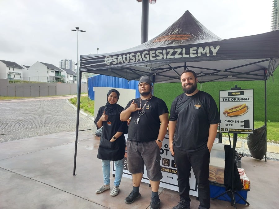 Sausage Sizzle Limited Liability Partnership co-founder Nazri Adam (right) with his team at Forest Hill Residences in Petaling Jaya.