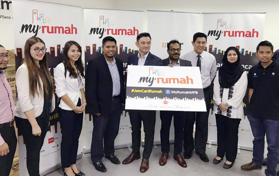 New Straits Times Press (NSTP) advertising general manager Roche Chew (2th from right) with representatives of the developers during the MyRumah press conference in Amanjaya Mall. Pic by M HIFZUDDIN IKHSAN