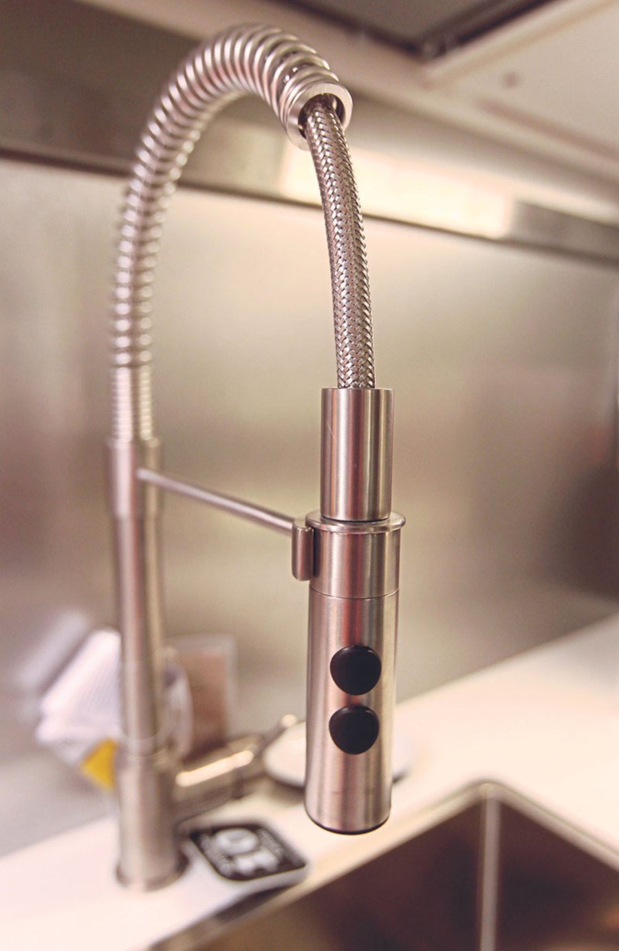 The kitchen mixer tap can save energy and water.