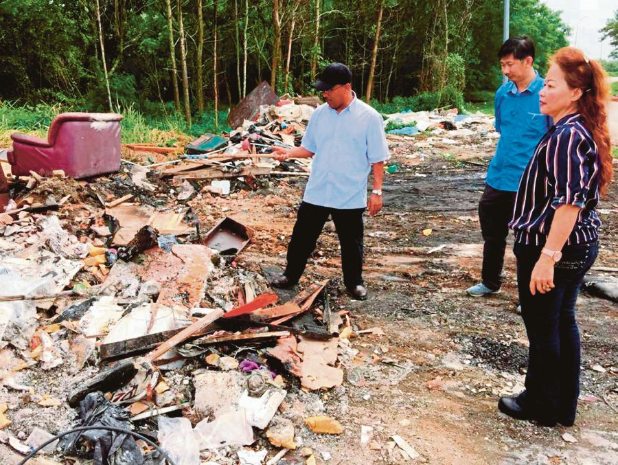 Residents at the illegal dumping area near SJK(C) Pei Hwa 2 in Permas Jaya, Johor Baru. Pix by Omar Ahmad