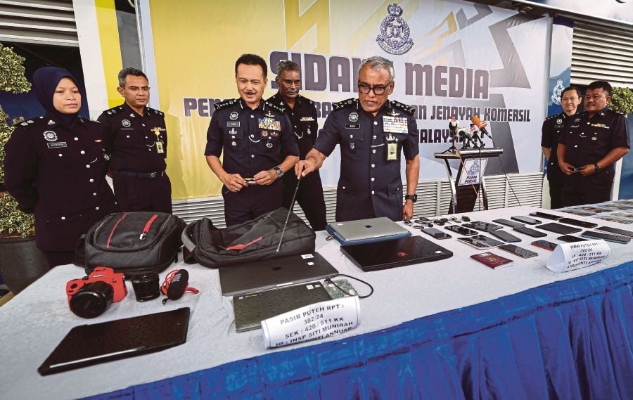  Bukit Aman Commercial Crime Investigation Department director Datuk Seri Ramli Mohamed Yoosuf showing items seized in a crypto crime case. BERNAMA PIC 