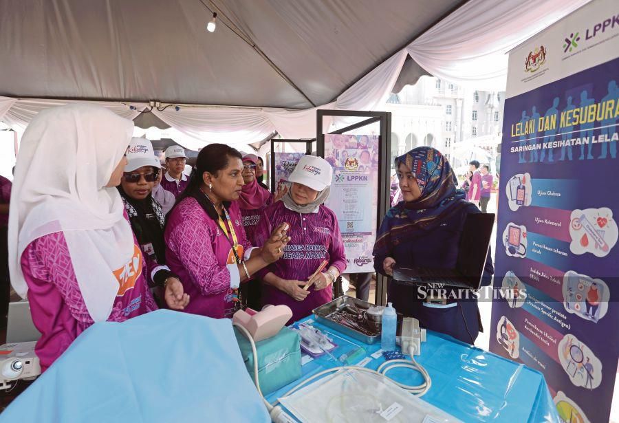 Datuk Seri Nancy Shukri (right) visiting a subfertility clinic at LPPKN in Kuala Lumpur recently. 