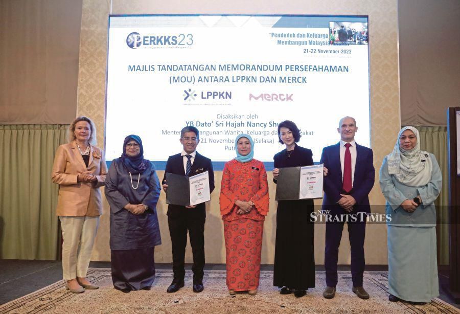 Datuk Seri Nancy Shukri (centre) with the officials of LPPKN and MERCK Malaysia after the inking of the memorandum of understanding.