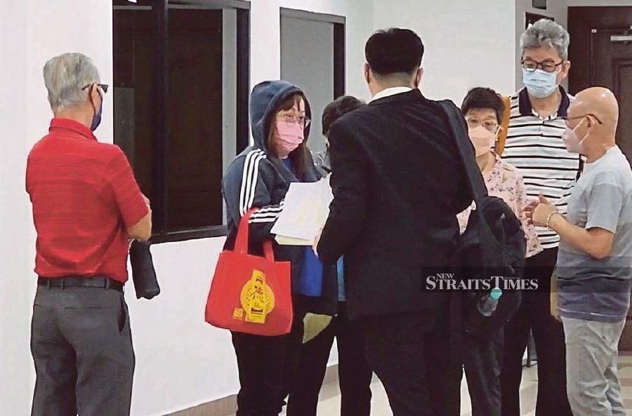 Teh Ya Ling (second from left) is accused of transferring RM445,815 of her former employer’s funds between Oct 18, 2019 and May 31, 2021. PIC BY MIKAIL ONG 