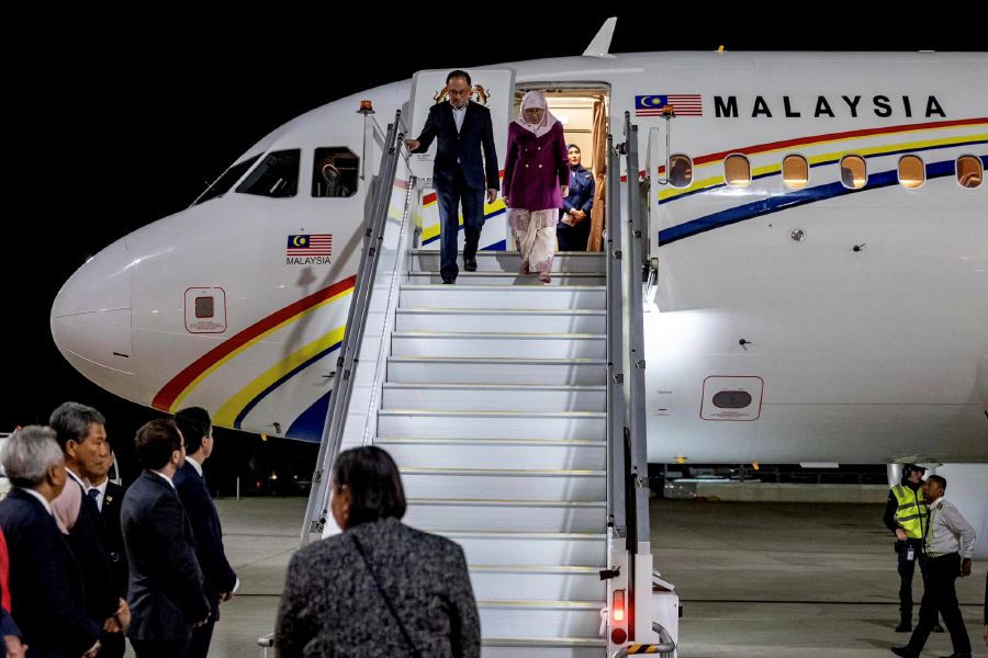 Prime Minister Datuk Seri Anwar Ibrahim has arrived in Melbourne to kickstart his official visit to Australia tonight. - Pic courtesy from Datuk Seri Anwar Ibrahim Facebook