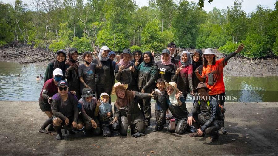 The Lagenda Properties employees, Persatuan Aktivis Sahabat Alam members and locals who planted trees at the mangrove forest along the Changkat Keruing Riverbank Park in Perak. - Courtesy pic