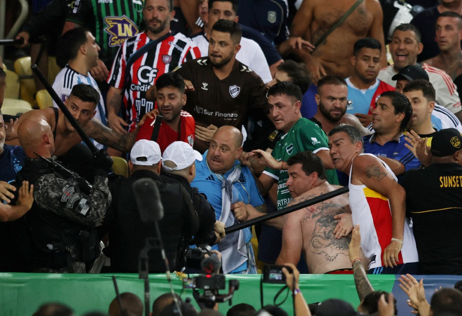 World Cup - South American Qualifiers - Brazil v Argentina - Estadio Maracana, Rio de Janeiro, Brazil, Fans clash in the stands with security staff causing a delay to the start of the match. - Reuters pic