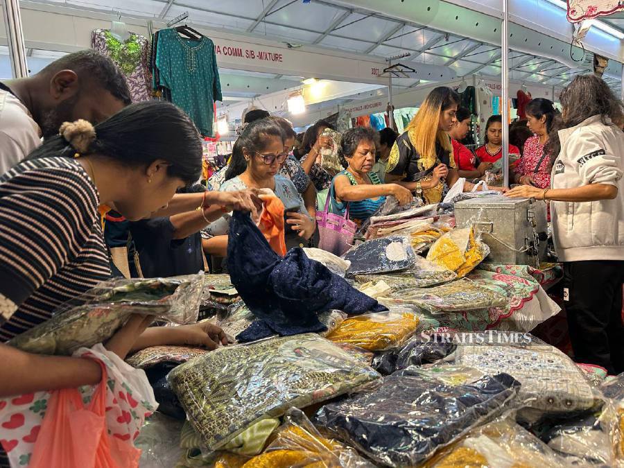 Last minute shoppers at the Bukit Jalil Deepavali Bazaar on the eve of Deepavali. - NSTP/Fuad Nizam