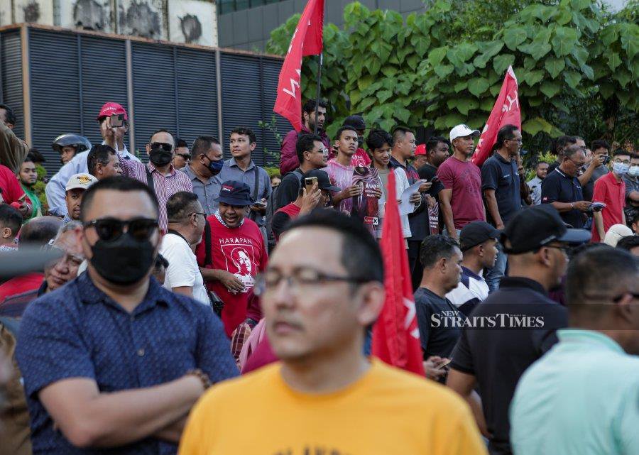 Jubilant Pakatan supporters chant, sing outside Istana Negara | I3investor