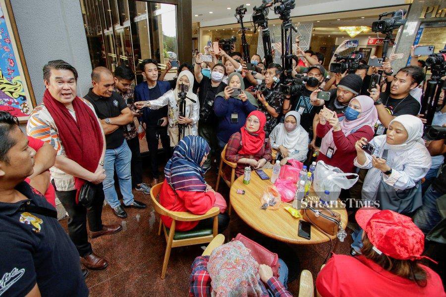  KLCC Umno branch chief Datuk Seri Dzulkarnain Taib and Bukit Bintang Umno leader Mohd Zailan Mokhtar headed a small group of grassroots members at Menara Dato Onn, calling for Zahid’s resignation. - NSTP/AIZUDDIN SAAD