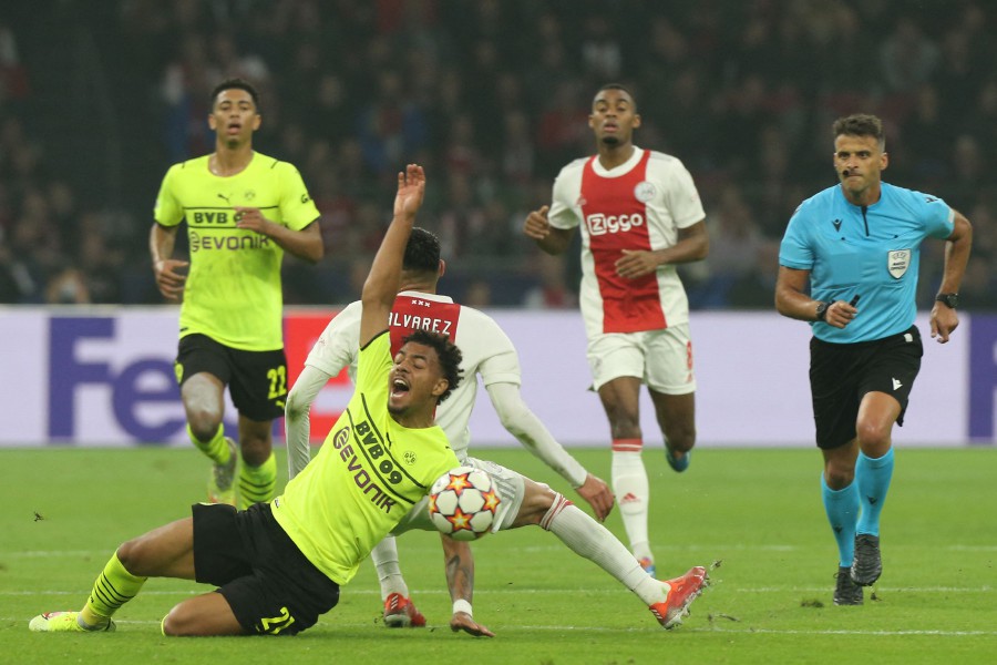 Dortmund's Dutch forward Donyell Malen (Front) and Ajax Amsterdam's Mexican defender Edson Alvarez vie for the ball during the UEFA Champions League Group C football match Ajax v Borussia Dortmund at the Johan Cruijff Arena in Amsterdam, The Netherlands, on October 19, 2021. - AFP pic