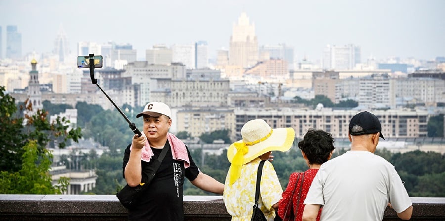 一名中国游客在观景台自拍