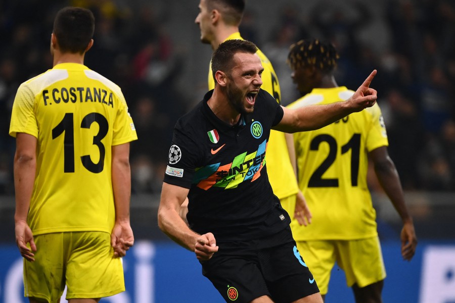 Inter Milan's Dutch defender Stefan de Vrij celebrates after scoring the 3-1 goal during the UEFA Champions League Group D football match between Inter Milan and FC Sheriff Tiraspol on October 19, 2021 at the Giuseppe-Meazza (San Siro) stadium in Milan. - AFP pic