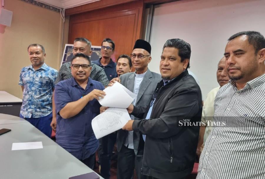 PKR President's Office senior political secretary Datuk Romli Ishak (second from right) receiving the memorandum from Zuha Ismail. NSTP/SHARIFAH MAHSINAH ABDULLAH