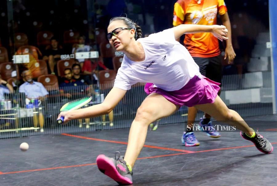 National squash player Noor Ainaa Amani Ampandi just fell short in her bid to win a third successive title after narrowly losing to Egypt’s Salma Eltayeb in the final of the RC Pro Series. -NSTP file pic
