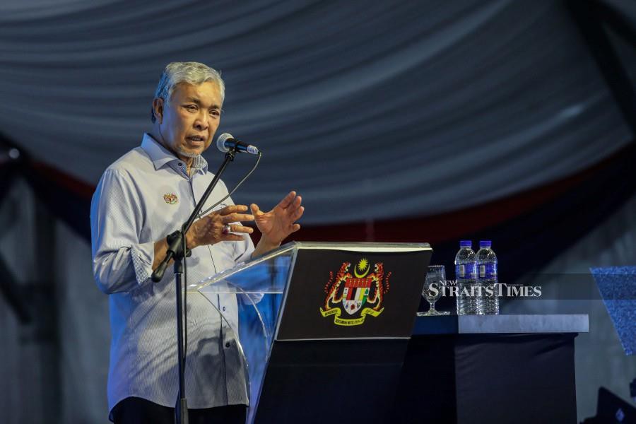 Deputy Prime Minister Datuk Seri Dr Ahmad Zahid Hamidi announced a grant of RM100,000 for the Central Development Authority (Ketengah) youth association and RM250,000 for the Terengganu Youth Council. -NSTP/GHAZALI KORI
