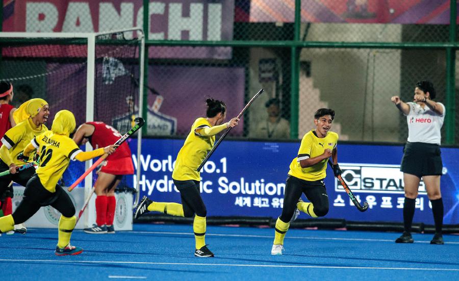 Malaysia’s Nur Afiqah Syahzani Azhar (right, in yellow) scores against South Korea in a women’s Asian Champions Trophy match in Ranchi, India today. PIC COURTESY OF AHF