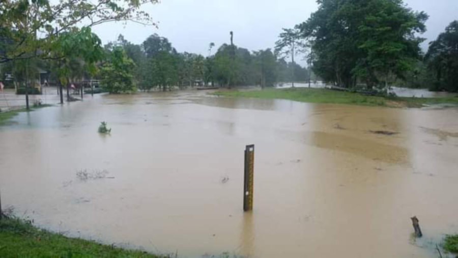 Sungai Dungun at Kampung Pasir Raja now measures at 1.13 metres above its danger level of 37.50 metres. -Pic courtesy of APM Terengganu