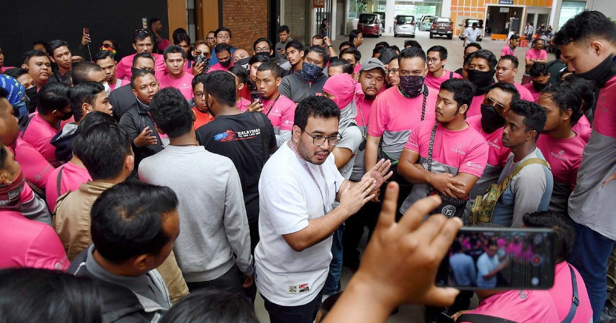 More Than 200 Foodpanda Riders Protest Over New Payment Scheme