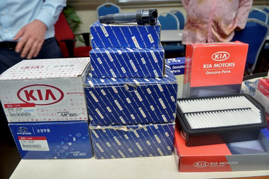 The tactic of premises selling fake Kia and Hyundai car replacement parts around Shah Alam, Gombak and Puchong, Selangor, was uncovered after the Ministry of Domestic Trade, Cooperatives and Consumerism (KPDNKK) raided the premises on Wednesday and today. (Pix by FAIZ ANUAR)