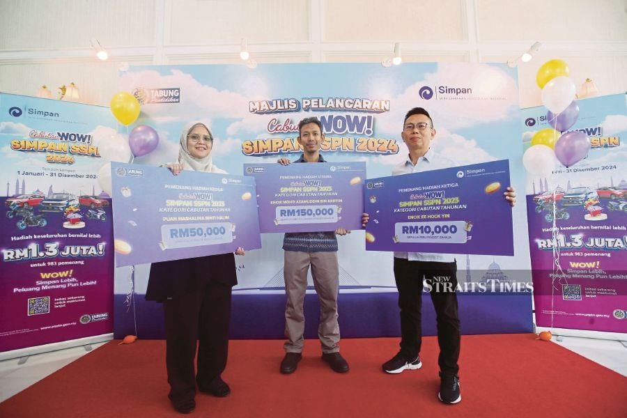 Winners of the Cabutan WOW! Simpan SSPN 2023 in the Annual Draw category, (from left) Mashalina Halim, Mohd Azamuddin Ariffin and Ee Hock Yin. - NSTP/EIZAIRI SHAMSUDIN