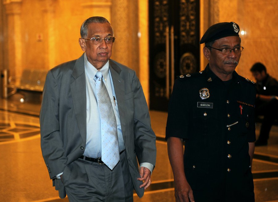 Former Deputy Secretary General (II) Ministry of Finance Tan Sri Clifford Francis Herbert after the Royal Commission of Inquiry (RCI) investigating the Bank Negara Malaysia (BNM) foreign exchange losses in the early 1990’s proceeding at Palace of Justice today. BERNAMA