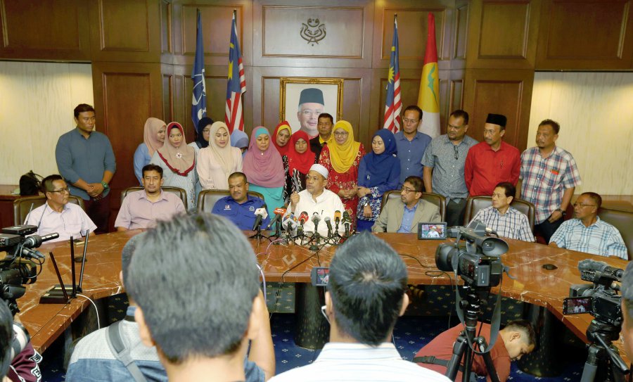 In this May 24th picture, Perlis Barisan Nasional (BN) chairman Datuk Seri Dr Shahidan Kassim (seated, 4th from left) addresses the media during a press conference in Umno headquarters in Menara Dato Onn. With him are nine Perlis BN elected representative. Pic by ROSDAN WAHID